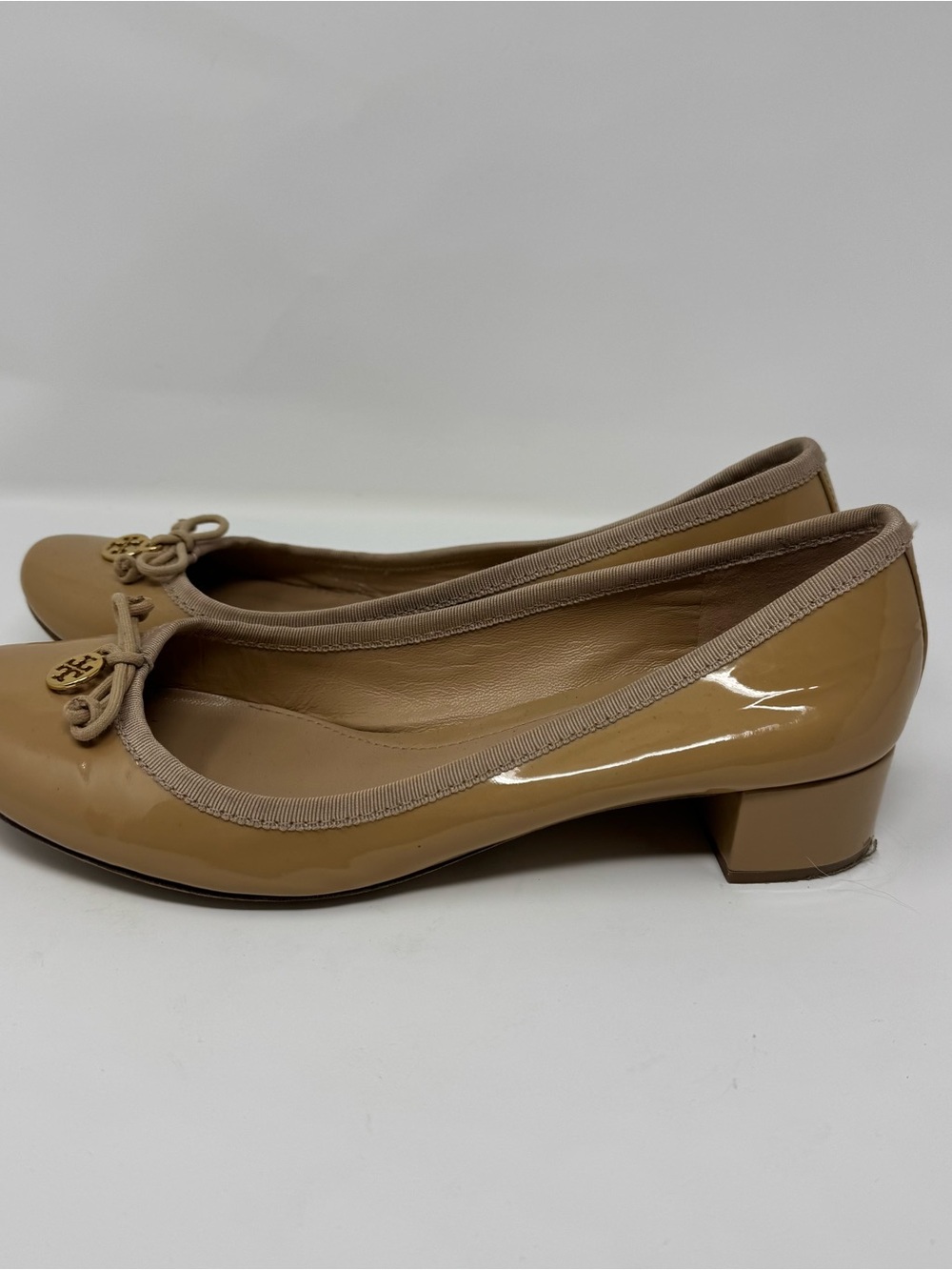 Tory Burch Beige Patent Leather Heels with Logo Charm - Picture 5 of 7